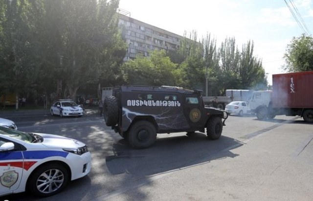 Захватившие здание полиции в Ереване отказываются сдаваться